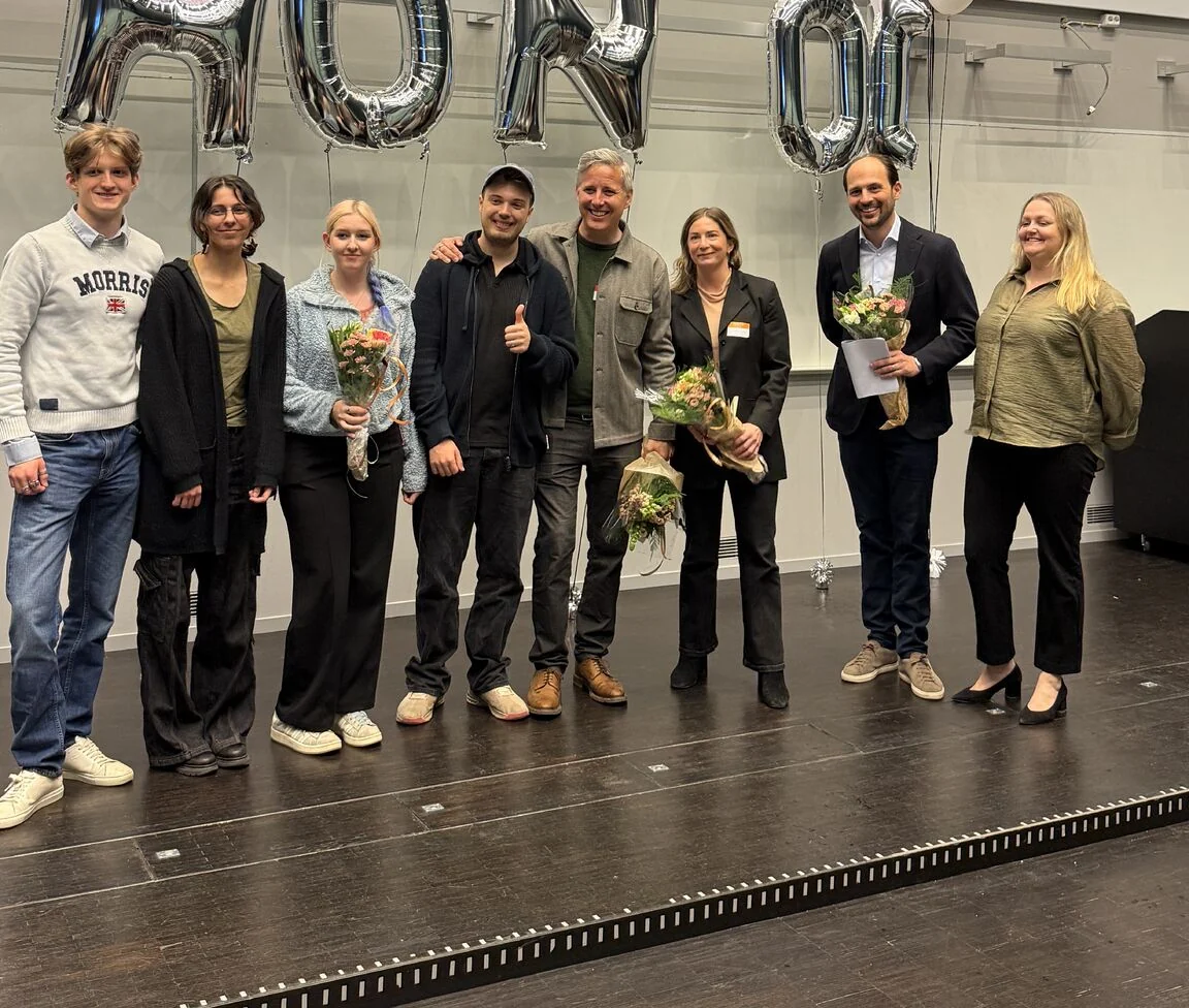 Team Likeable on stage with the jury after winning the Drivhuset Ideathon